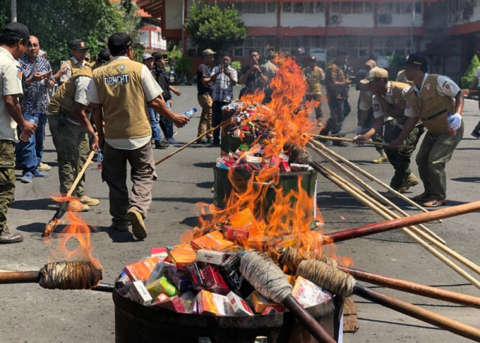 Sebanyak 11,1 Juta Batang Rokok Ilegal Senilai Rp16,6 Miliar di Mojokerto Dimusnahkan