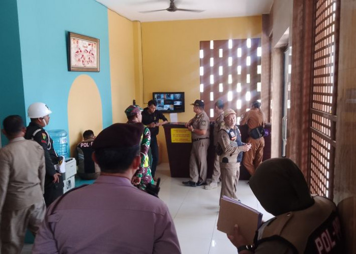 Razia Rumah Kos di Kota Mojokerto, Petugas Amankan Tiga Pasangan Bukan Suami Istri Dalam Kamar