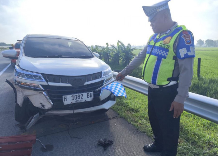 Alami Microsleep, Mobil Tabrak Pembatas di Tol Jombang - Mojokerto