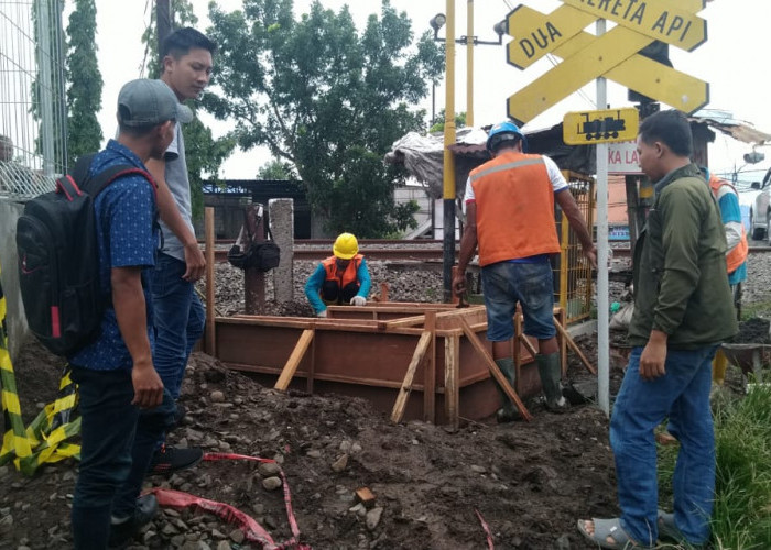 Proyek Pemasangan Palang Pintu di Perlintasan KA Blooto Mojokerto Masuki Tahap Realisasi 