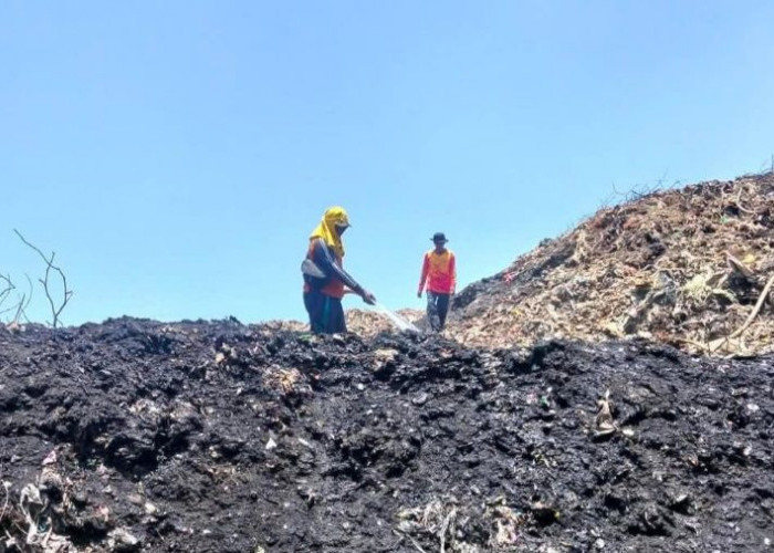 Cegah Kebakaran Susulan, DLH Mojokerto Intensifkan Pembasahan di TPA Belahan Tengah dan Karangdiyeng 