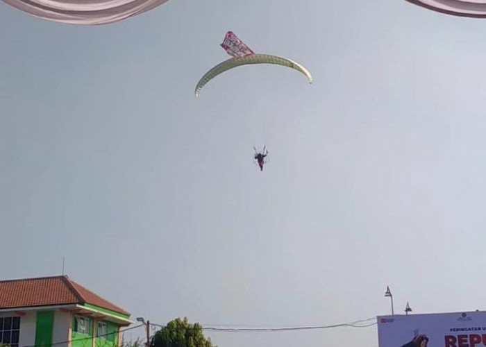 Semarak 17 Agustus, Atraksi Paramotor Warnai Upacara di YPP Nurul Islam Mojokerto