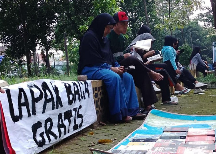 Tumbuhkan Budaya Literasi, Sekelompok Pemuda Mojosari Gelar Perpustakaan Jalanan