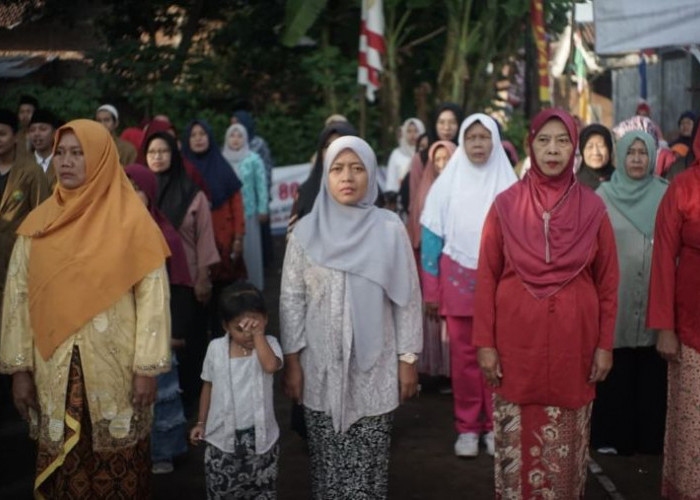 Terkendala Jarak ke Kecamatan, Warga  Jabaran, Pokhecik, Dlanggu, Gelar Upacara Bendera di Lapangan Dusun