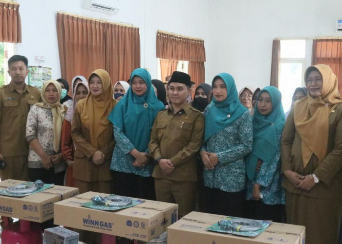 Bagi-bagi Alat Usaha, Gus Barra-Rizal Realisasikan Komitmen Kemandirian Ekonomi Masyarakat