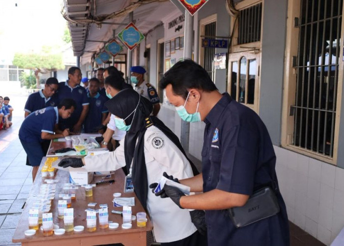 Ratusan Warga Binaan dan Petugas Ikuti Tes Urin di Lapas Mojokerto