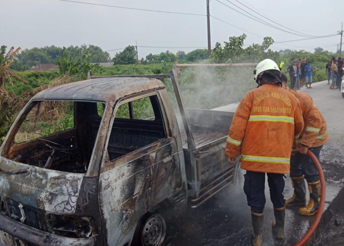 Korsleting Listrik, Mobil Pikap Muat BBM di Mojokerto Terbakar