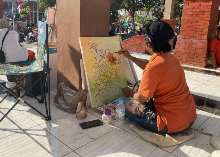 Pelukis Pasar Seni Mojokerto Raya Melukis On The Spot di Alun-Alun Kota Mojokerto