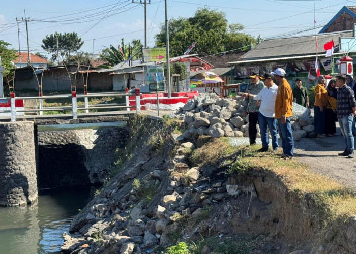 Pemkab Mojokerto Sat Set Tangani Tanggul Sungai Jebol, Berikan Bantuan Material Pembangunan