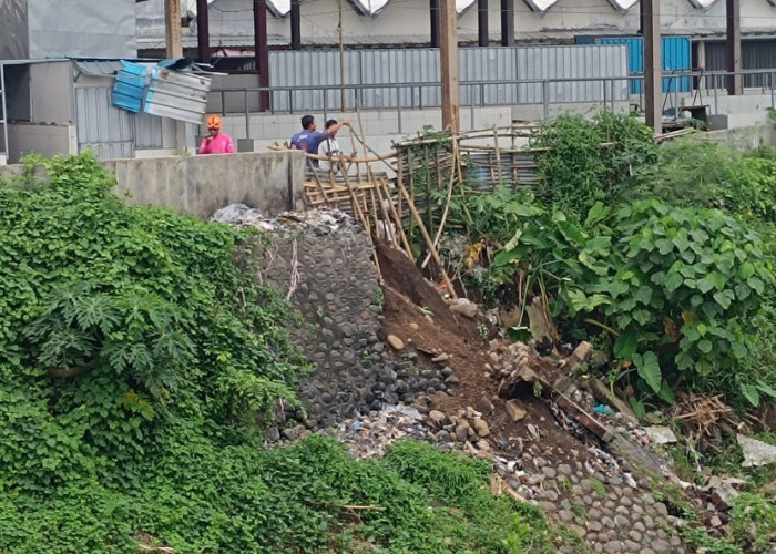 Plengsengan Pasar Manggisan, Tanggul, Jember, Longsor