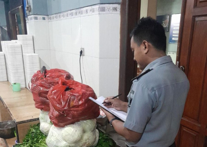 Pastikan Makanan Layak, Petugas Dapur Lapas Mojokerto Lakukan Pengawasan Ketat Dalam Pengelolaan Makanan