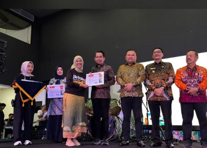 Bupati Jember Raih Penghargaan Pemimpin Peduli Pendidikan ''Mohamad Syafei Awards 2025''. 