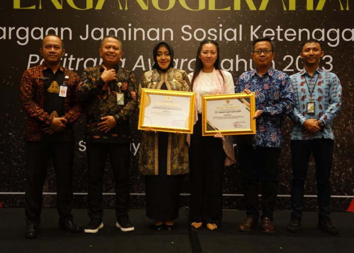 BPJS Ketenagakerjaan Jatim Anugerahkan Pemkab Mojokerto Penghargaan Paritrana Awards Terbaik I