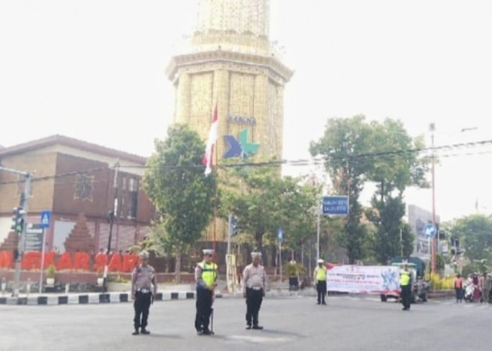 Peringatan Hari Pahlawan, Pengguna Jalan di Kota Mojokerto Mengheningkan Cipta di Jalan