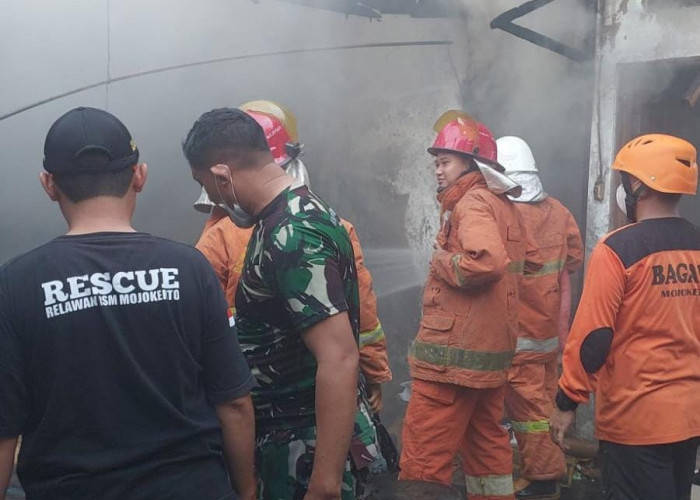 Gudang Barang Bekas Berisi Tumpukkan Kardus di Pasar Dlanggu Mojokerto Terbakar