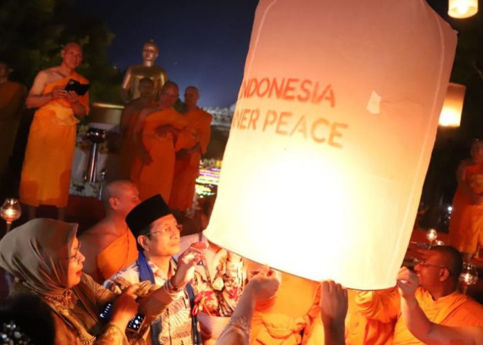 Puncak Hari Raya Waisak,  Ribuan Lampion Dilepas ke Atas Langit di Borobudur