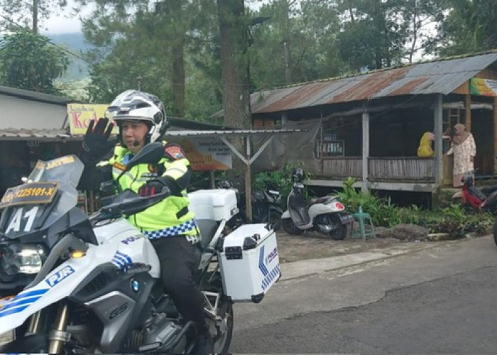 Cek Arus Libur Lebaran 2024, Dirlantas Polda Jatim Turun Gunakan Moge PJR 