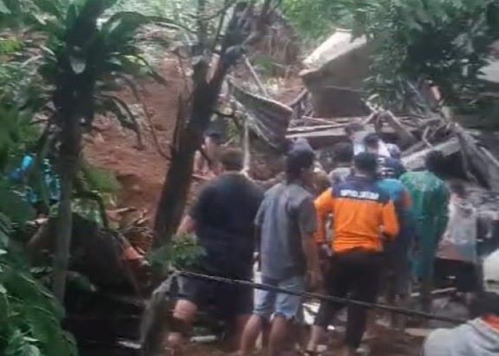  Wonosalam Jombang Longsor, 4 Rumah Tertimbung, Seorang Tewas , 1 Orang Masih Dicari