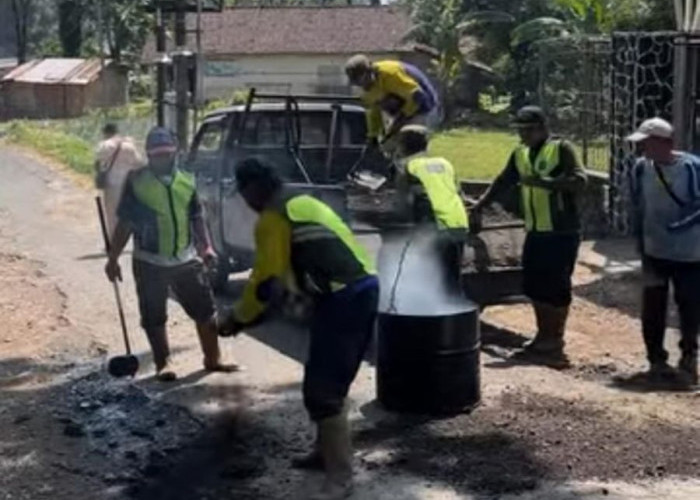 Jalan Rusak di Pacet Mojokerto Akhirnya Diperbaiki Usai Warga Protes dengan Tanam Pohon Pisang