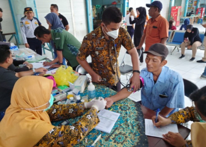 Pemeriksaan Bus di Terminal Kertajaya Mojokerto, Tes Urine dan Cek Kendaraan untuk Mudik Lebaran 2024