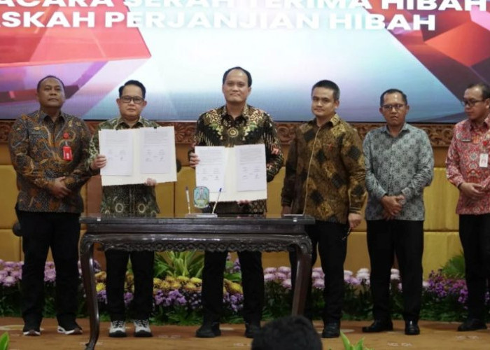 KPK Serahkan Hibah Rampasan Barang Negara ke Pemkab Mojokerto dan Pemprov Jatim