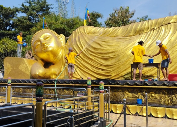 Jelang Waisak, Patung Buddha Tidur Terbesar di Indonesia Dimandikan