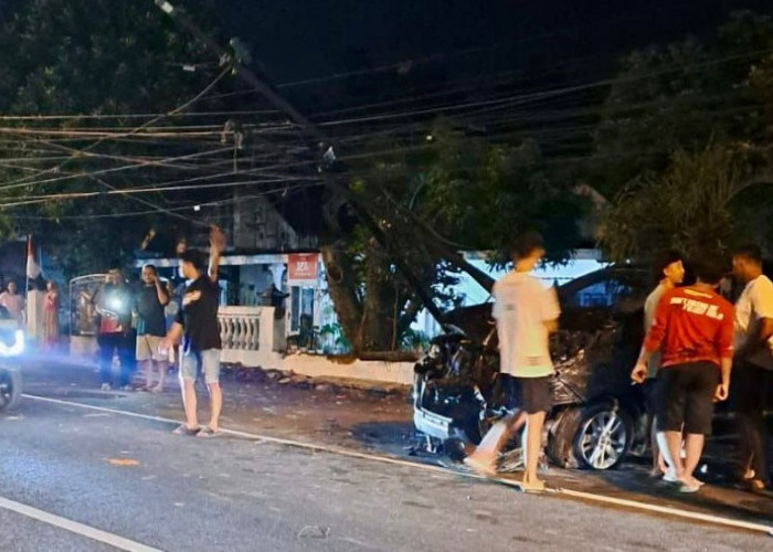 Brakk!!! Mobil Innova Tabrak Tiang Listrik di Jalan Pohkecik Mojokerto