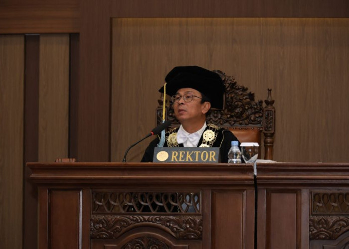 Unair Kukuhkan Lima Guru Besar, Rektor Tekankan Ilmu Harus Jadi Solusi di Era Digital