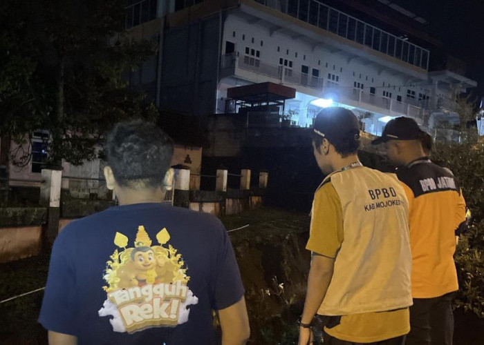 Tembok Penahan Tanah Ambrol di Pacet Mojokerto Akibat Hujan Deras, Material Longsor Tutupi Sungai