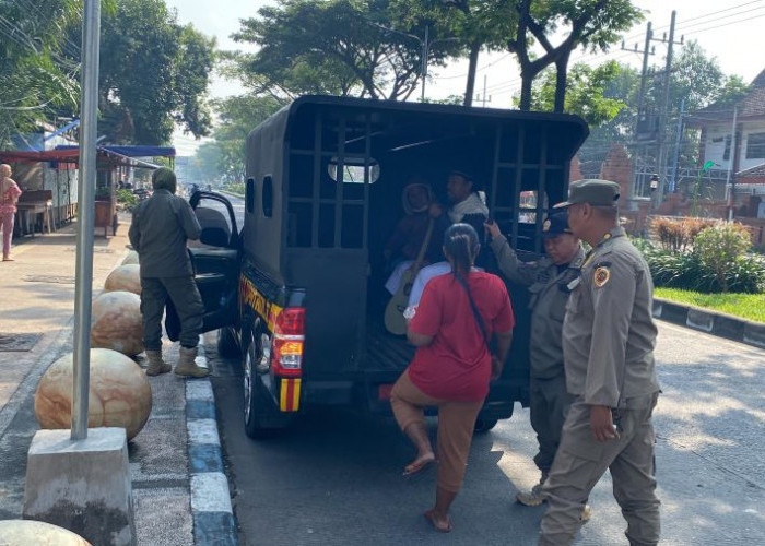 Tiga PMKS Terjaring Razia Satpol PP di Simpang Empat RA Basoeni Mojokerto
