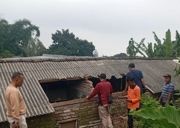 Tembok Rumah Kosong di Pacet Roboh, Tiga Orang Luka-Luka