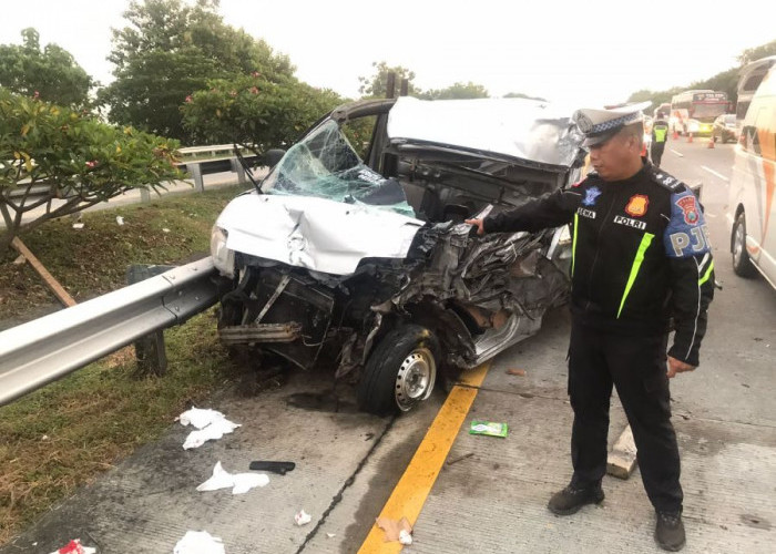Satu Penumpang Tewas Dalam Kecelakaan Pikap Tabrak Truk Gandeng di Tol Jombang Mojokerto
