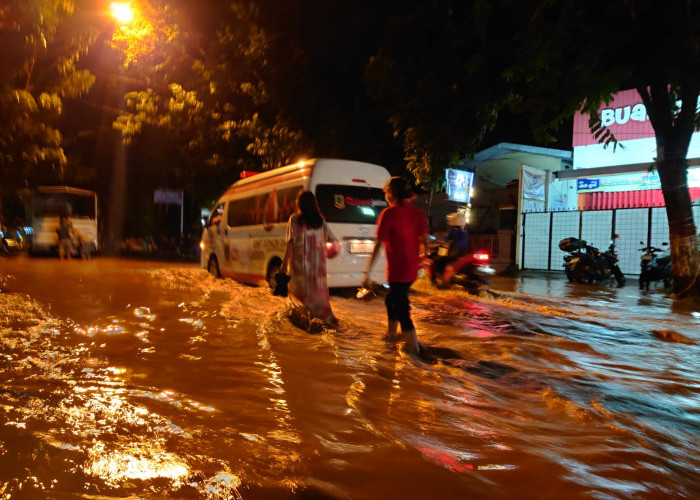 Akibat Tanggul Jebol, Rumah di Sooko Terendam Banjir Hingga Meluas ke Kota Mojokerto