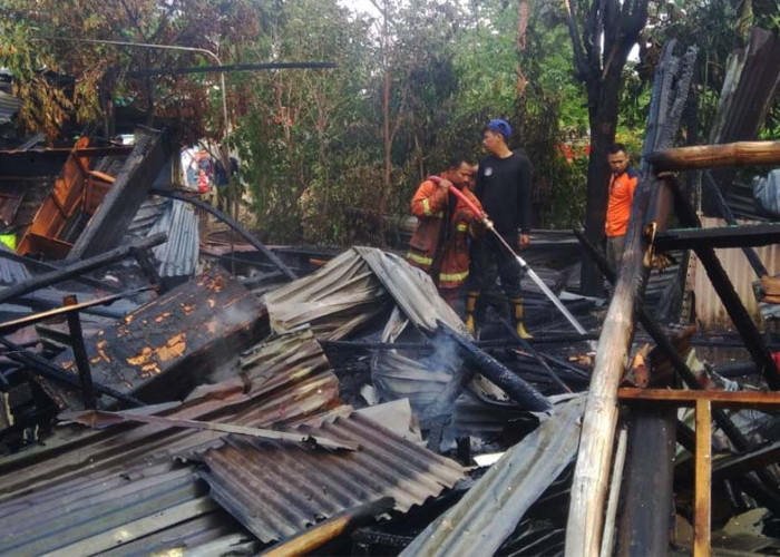 Rumah Sekaligus Warung di Mojokerto Ludes Terbakar