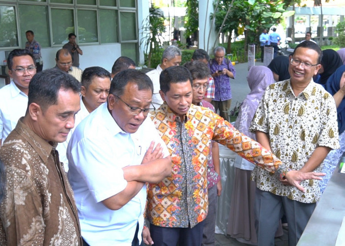 Menteri Lingkungan Hidup Terpikat ITS COMPOStech, Rektor Siap Produksi Massal