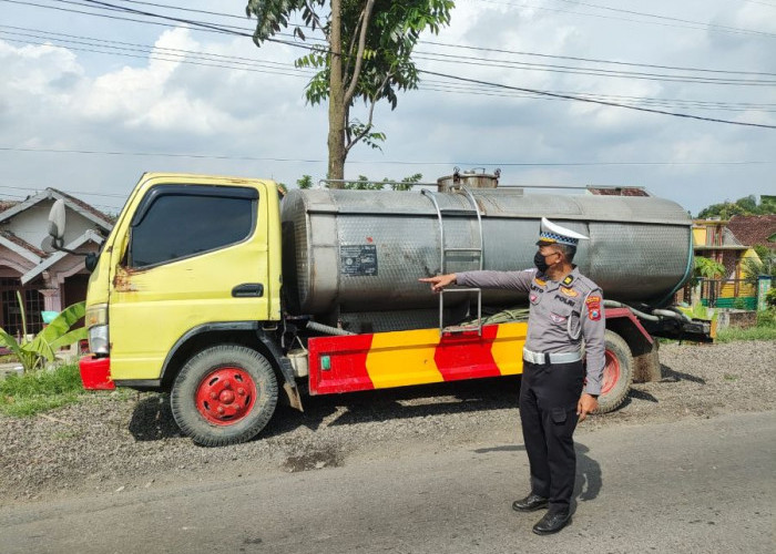 Pemotor Asal Madiun Tewas Usai Bertabrakan dengan Truk Tangki Air di Mojokerto