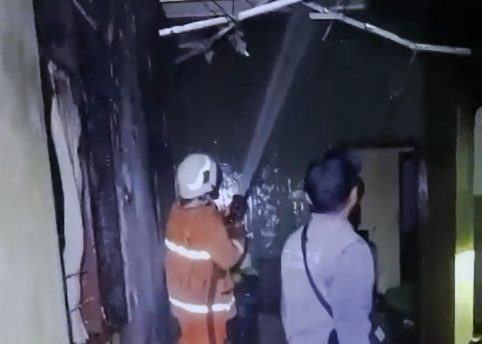Diduga Korsleting Listrik, Rumah Warga di Bangsal Mojokerto Ludes Terbakar