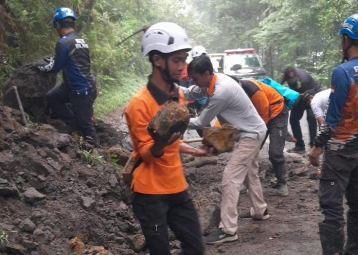 Longsor Kembali Terjadi di Jalur Mojokerto - Batu via Cangar