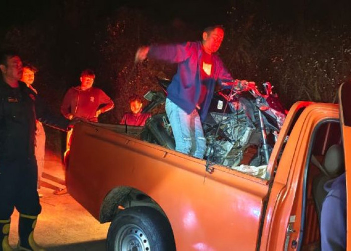 Motor Terperosok ke Jurang 15 Meter di Claket, Damkar Mojokerto Lakukan Evakuasi Dini Hari
