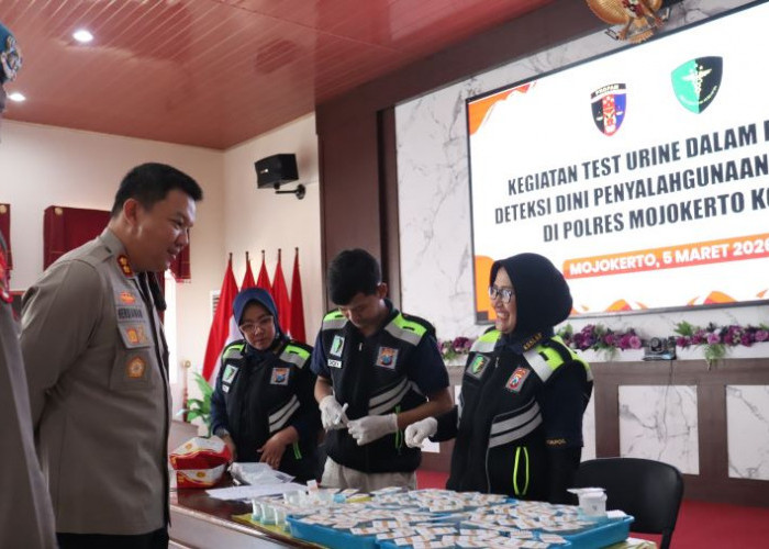 Cek Narkoba, Anggota Polres Mojokerto Kota Jalani Tes Urine dan Pemeriksaan Senpi