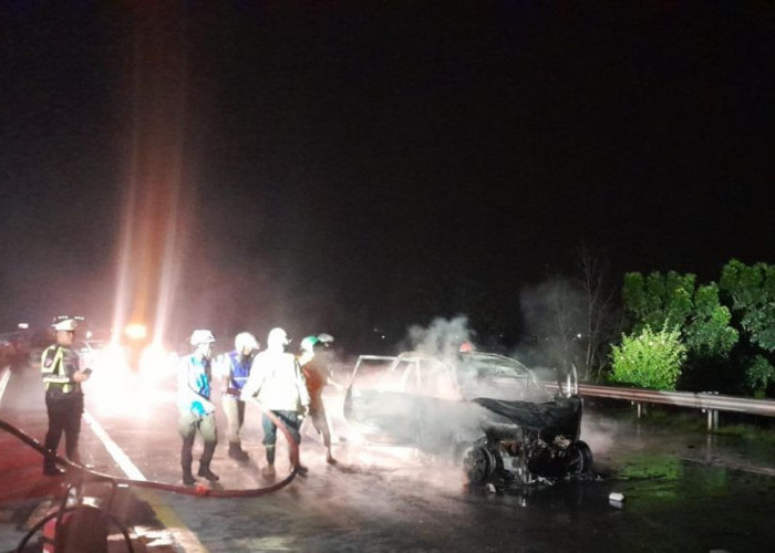 Mobil Daihatsu Xenia Terbakar di Tol Mojokerto - Jombang, 3 Penumpang Luka-luka