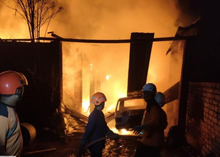 Home Industri Tahu dan Satu Mobil di Mojosari Mojokerto Terbakar
