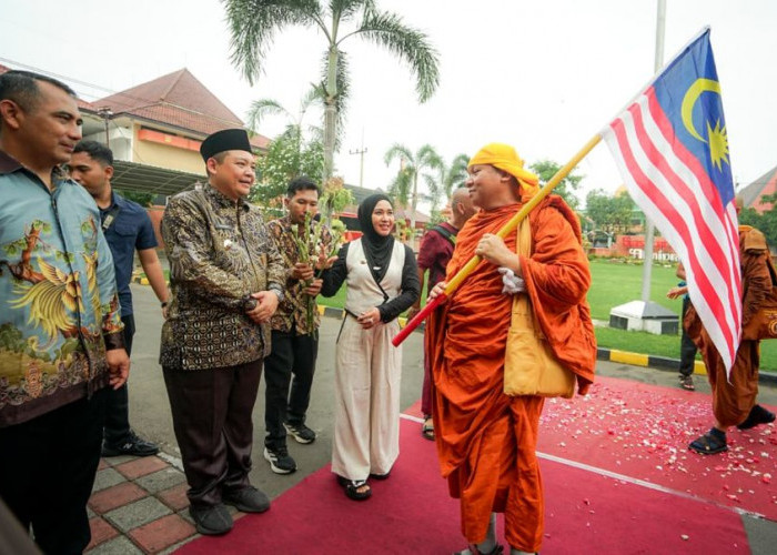 Disambut Hangat di Kota Mojokerto, Perjalanan 57 Biksu Thudong Jadi Simbol Nyata Toleransi Indonesia