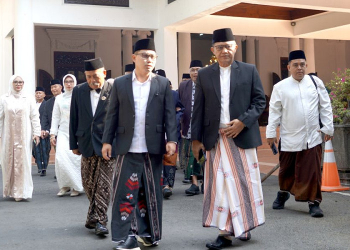 Bersarung di Hari Santri, Bupati Mojokerto Ajak Santri Menjaga Tradisi dan Menjemput Masa Depan