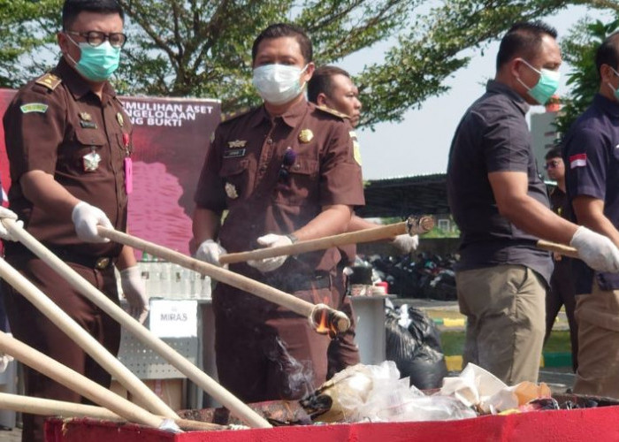 Kejari Kota Mojokerto Musnahkan Barang Bukti 160 Perkara, Termasuk Sabu dan Pil Double L