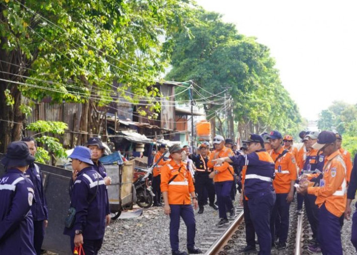 Cek Lintas Jalan Kaki, KAI Daop 8 Pastikan Jalur Wonokromo–Sepanjang Siap Dukung Double Track