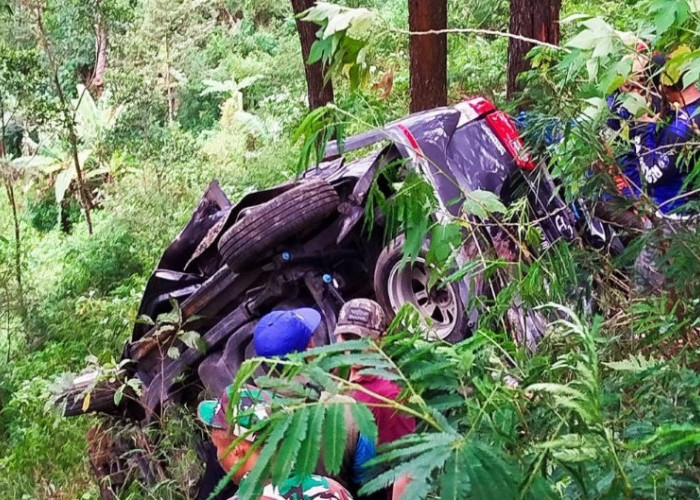 Diduga Rem Blong, Innova Reborn Terjun ke Jurang di Pacet Mojokerto, 2 Tewas 5 Luka