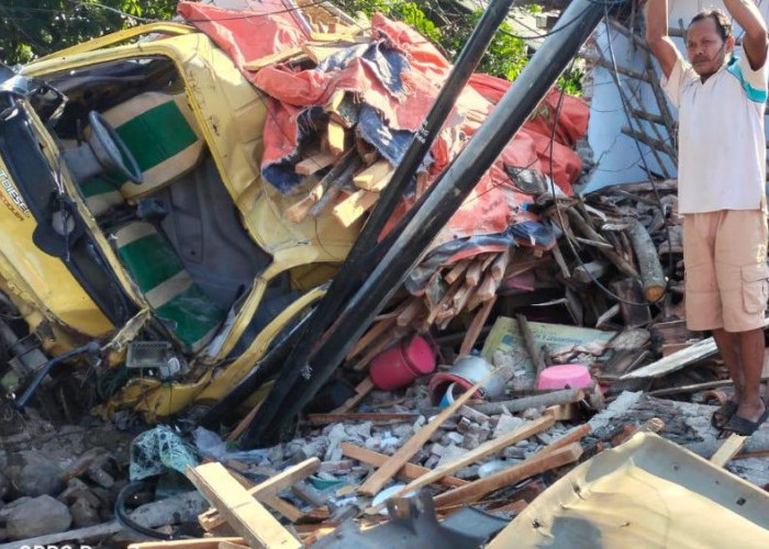 Diduga Rem Blong, Truk Muatan Kayu Tabrak Rumah dan Warung di Mojokerto