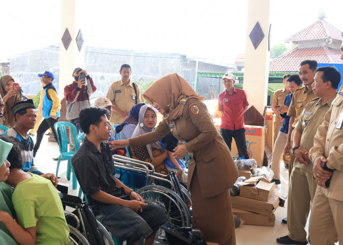 38 Peyandang Disabilitas Terima Kursi Roda dari Bupati Mojokerto