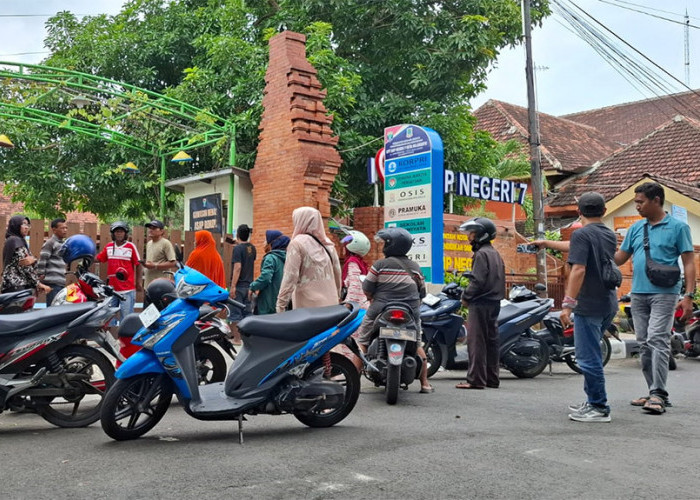 Rombongan Outing Class SMPN 7 di Pantai Drini  Dipulangkan, Wali Murid Menunggu di Sekolah